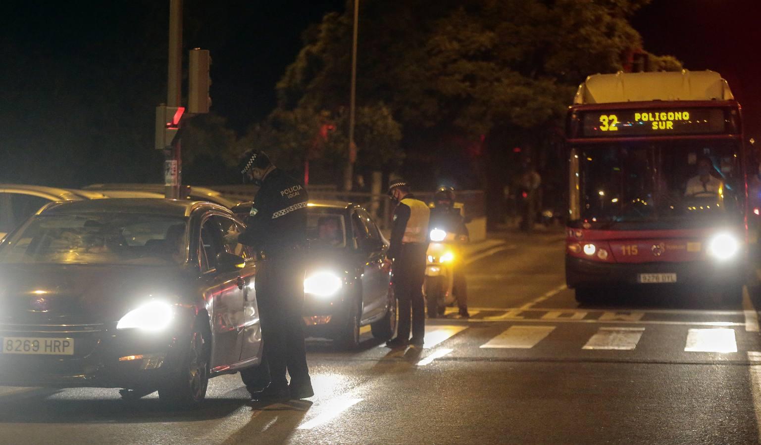 En fotos, despliegue policial en Sevilla para vigilar el toque de queda y evitar algaradas