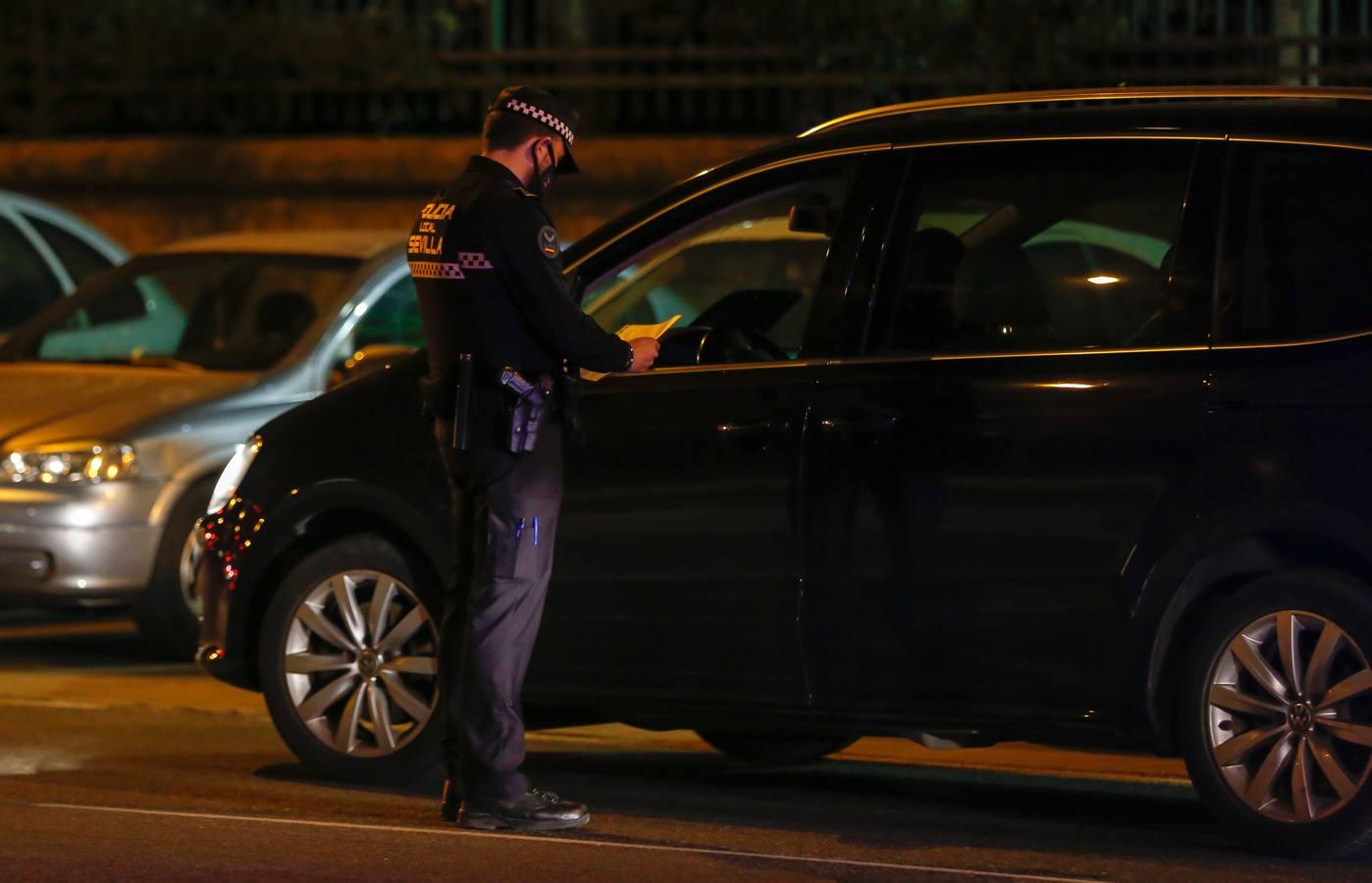 En fotos, despliegue policial en Sevilla para vigilar el toque de queda y evitar algaradas