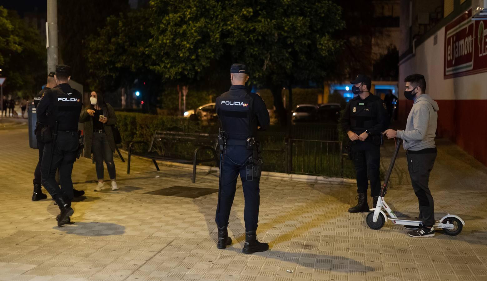 En fotos, despliegue policial en Sevilla para vigilar el toque de queda y evitar algaradas