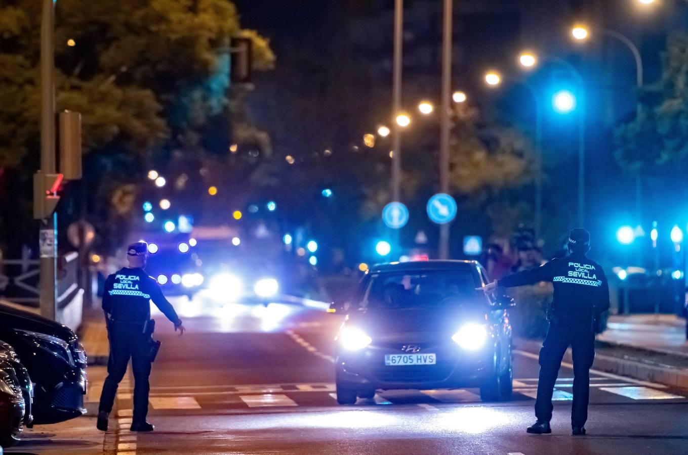 En fotos, despliegue policial en Sevilla para vigilar el toque de queda y evitar algaradas