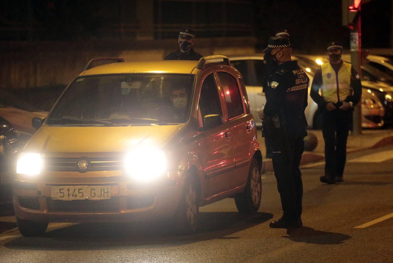 En fotos, despliegue policial en Sevilla para vigilar el toque de queda y evitar algaradas