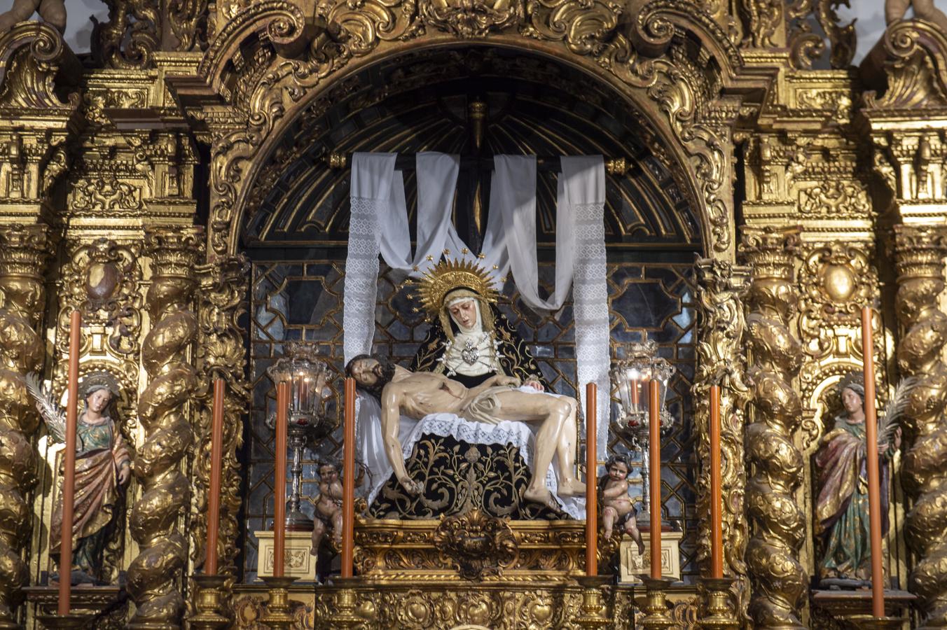 Imágenes de la Virgen de los Dolores y la Soledad de luto