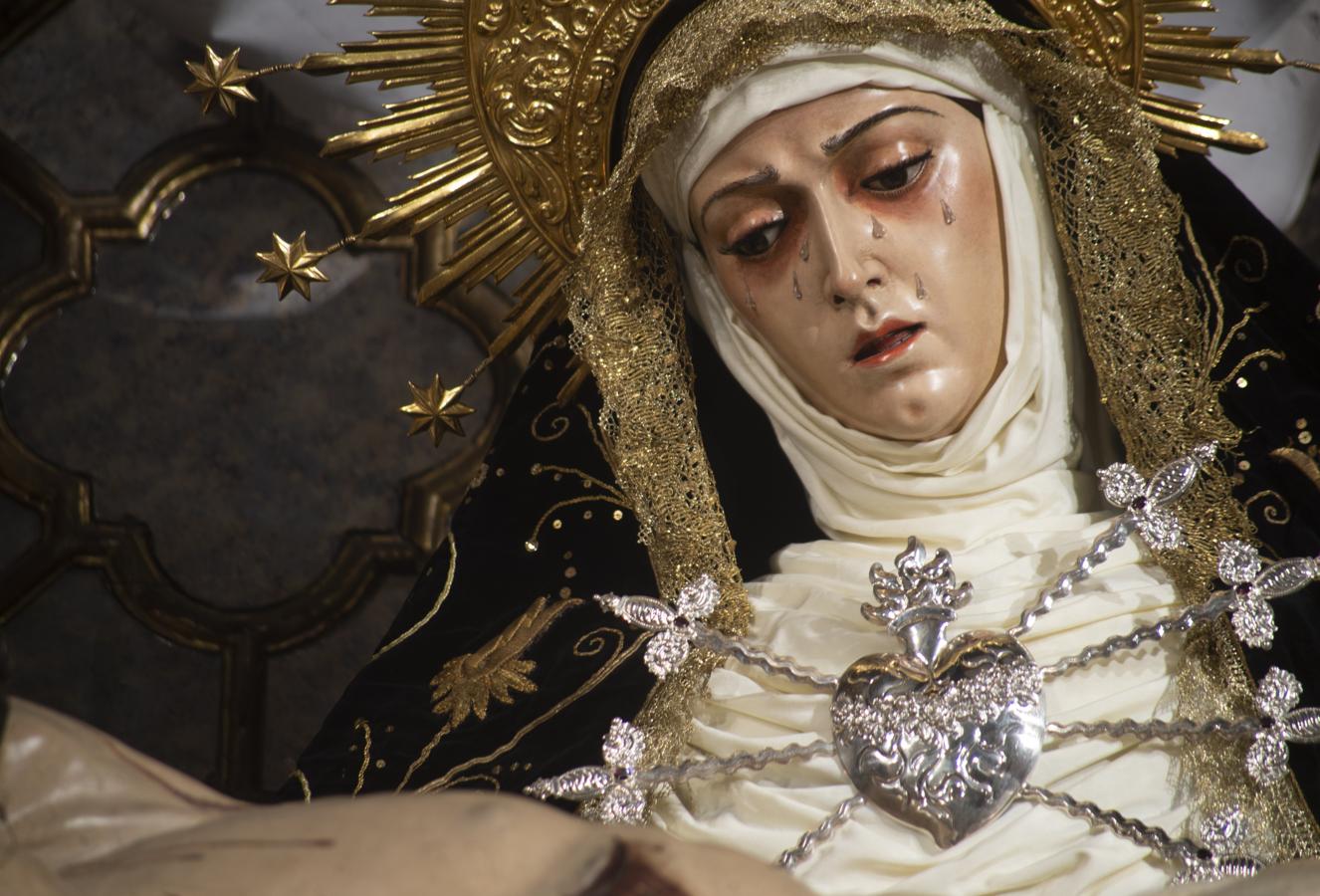 Imágenes de la Virgen de los Dolores y la Soledad de luto