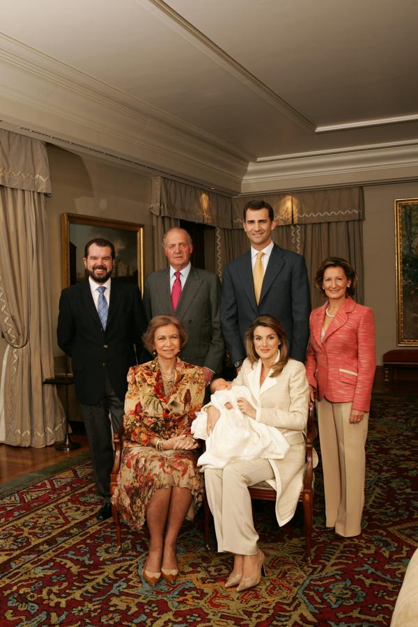 Primera foto oficial con la infanta Leonor, en 2005