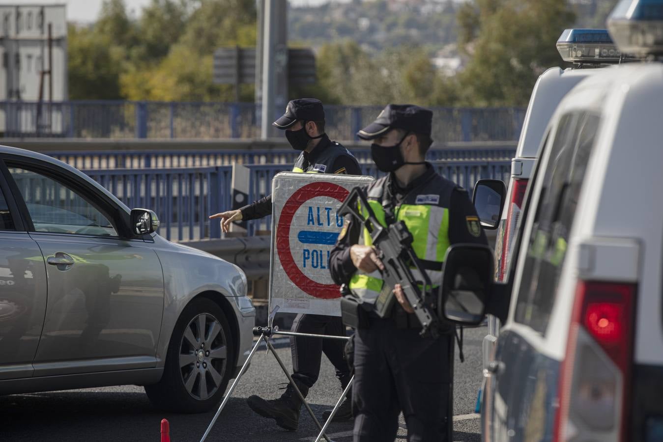 Controles policiales en las salidas de Sevilla por el cierre perimetral