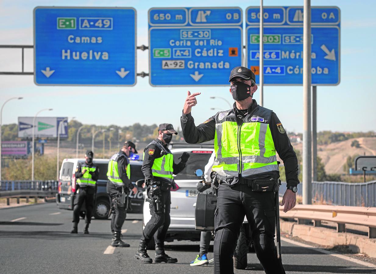 Controles policiales en las salidas de Sevilla por el cierre perimetral