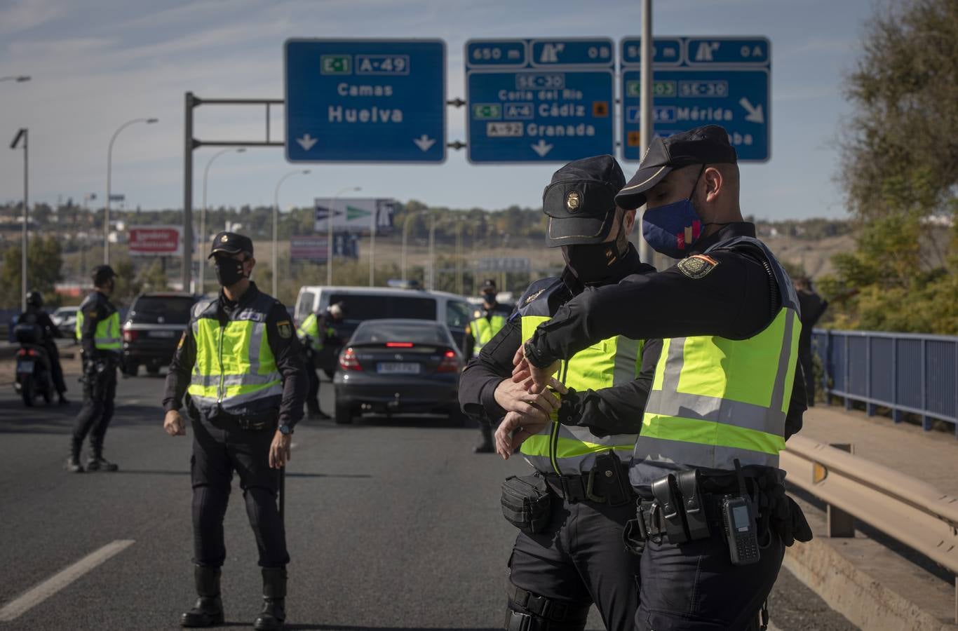 Controles policiales en las salidas de Sevilla por el cierre perimetral