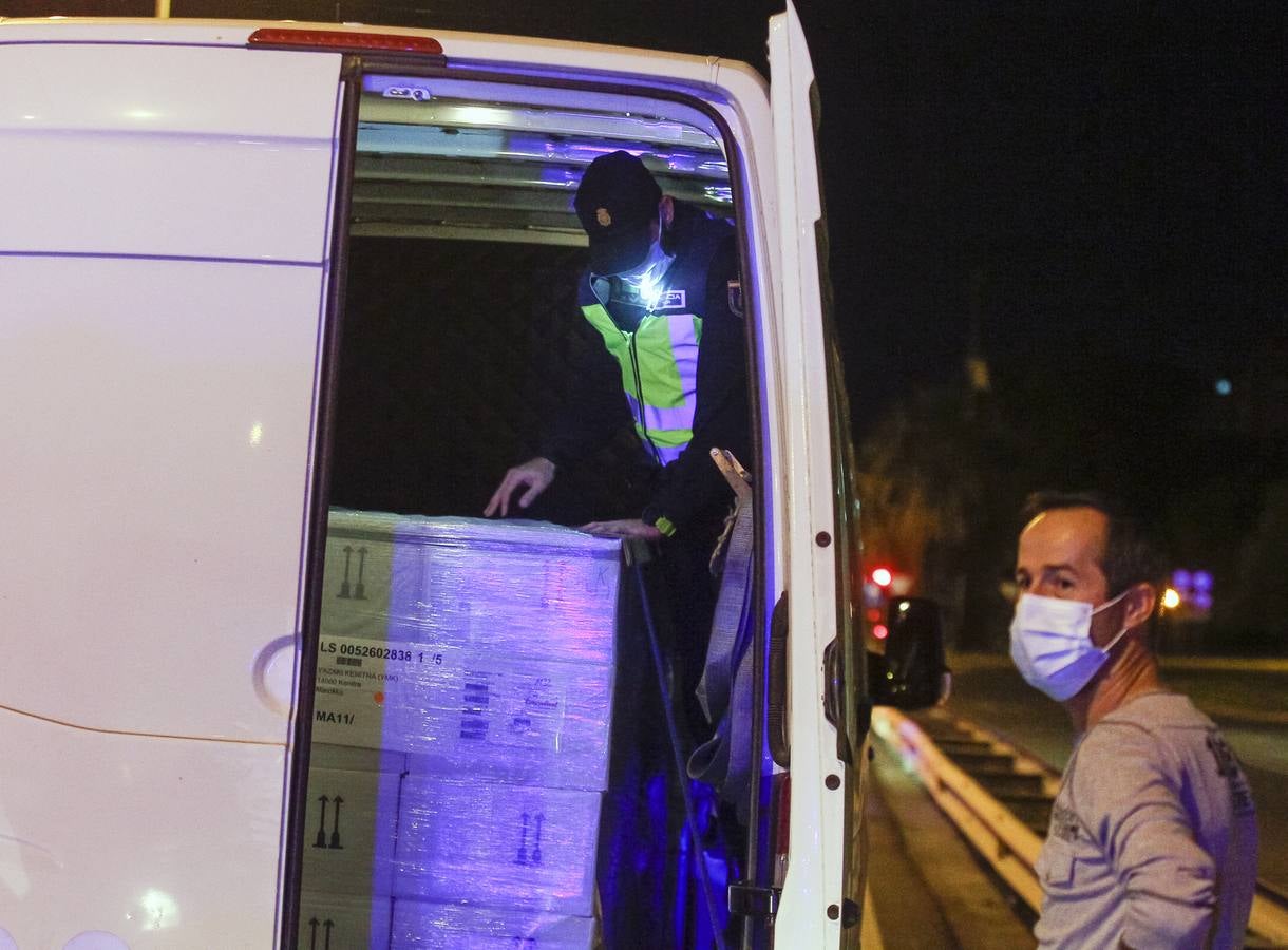 Las imágenes de los primeros controles policiales en el cierre de Sevilla