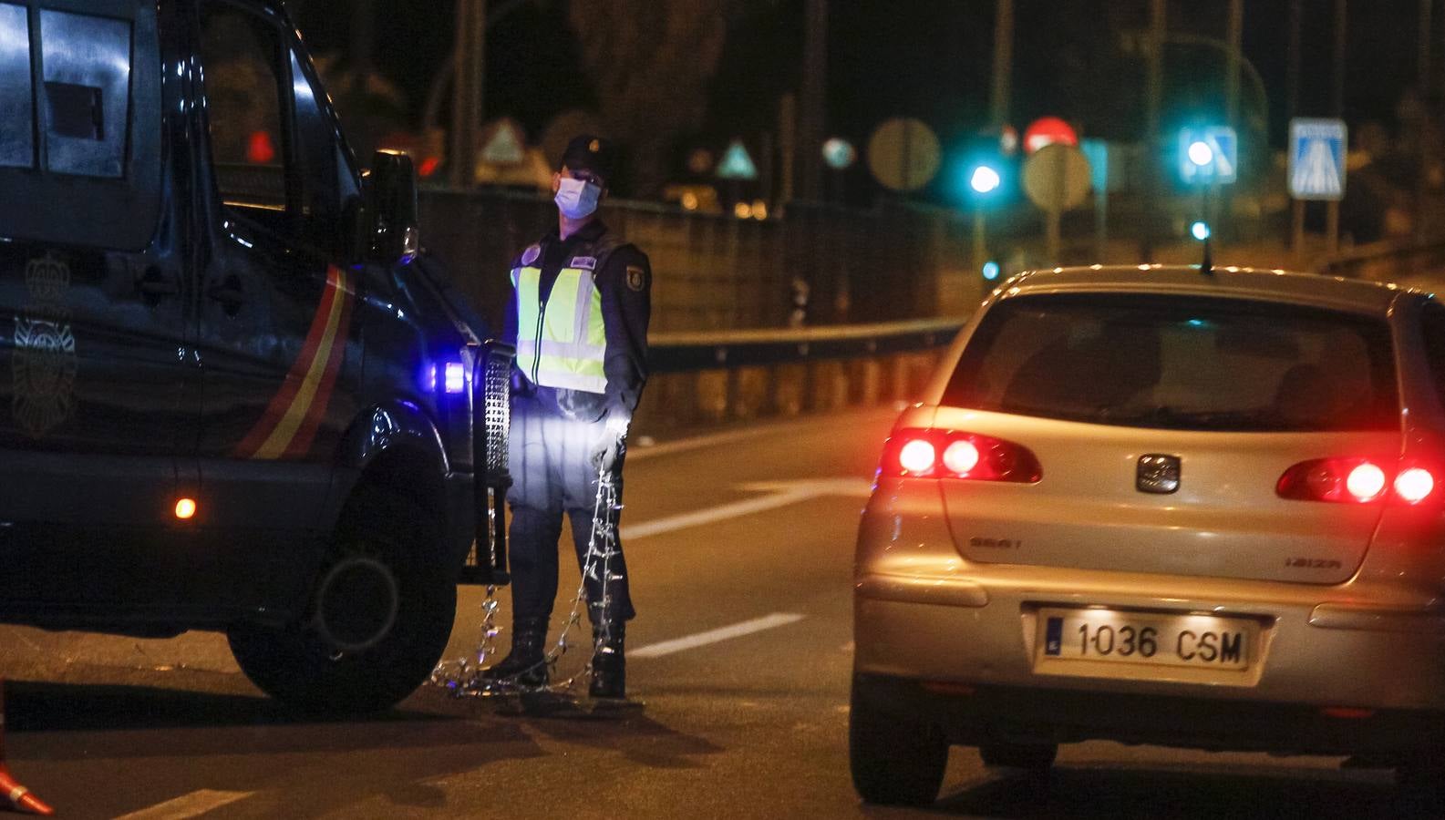 Las imágenes de los primeros controles policiales en el cierre de Sevilla