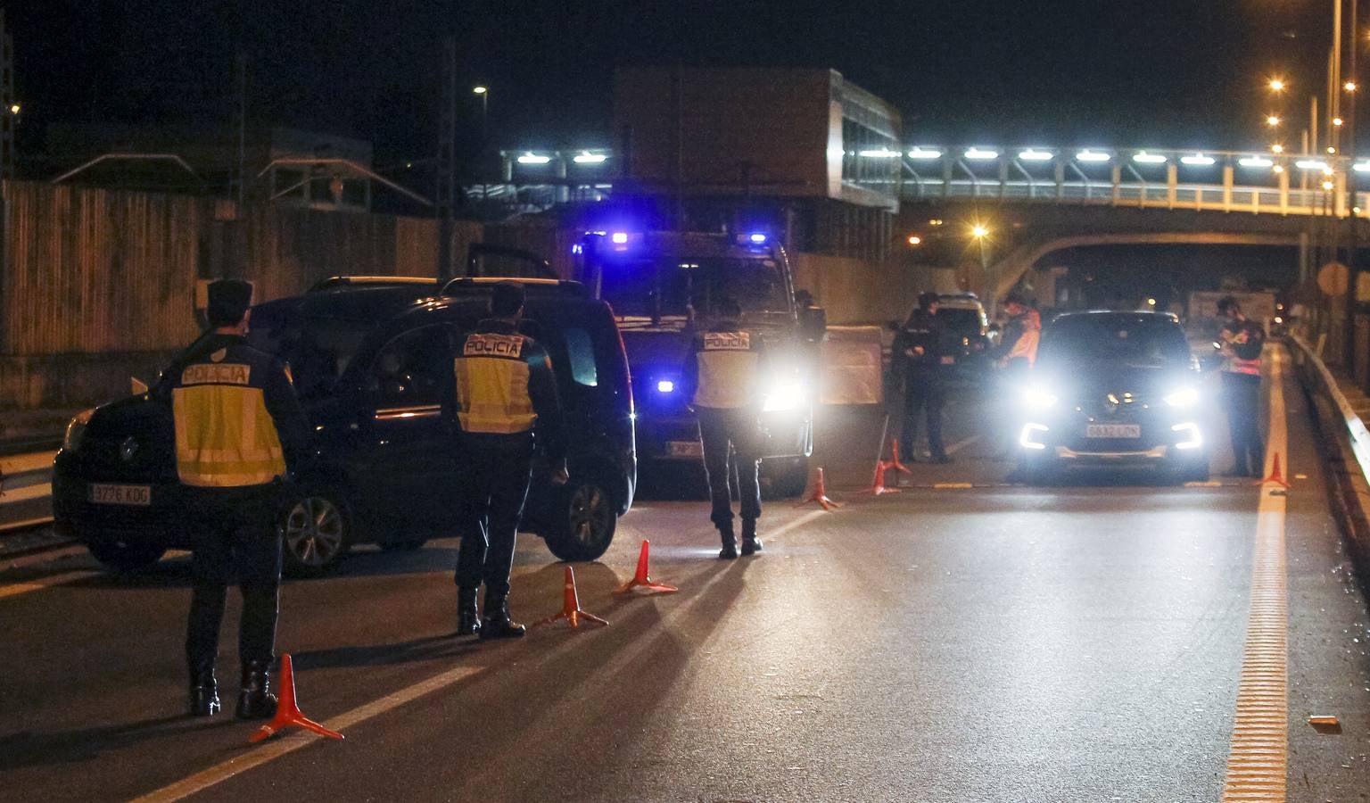 Las imágenes de los primeros controles policiales en el cierre de Sevilla