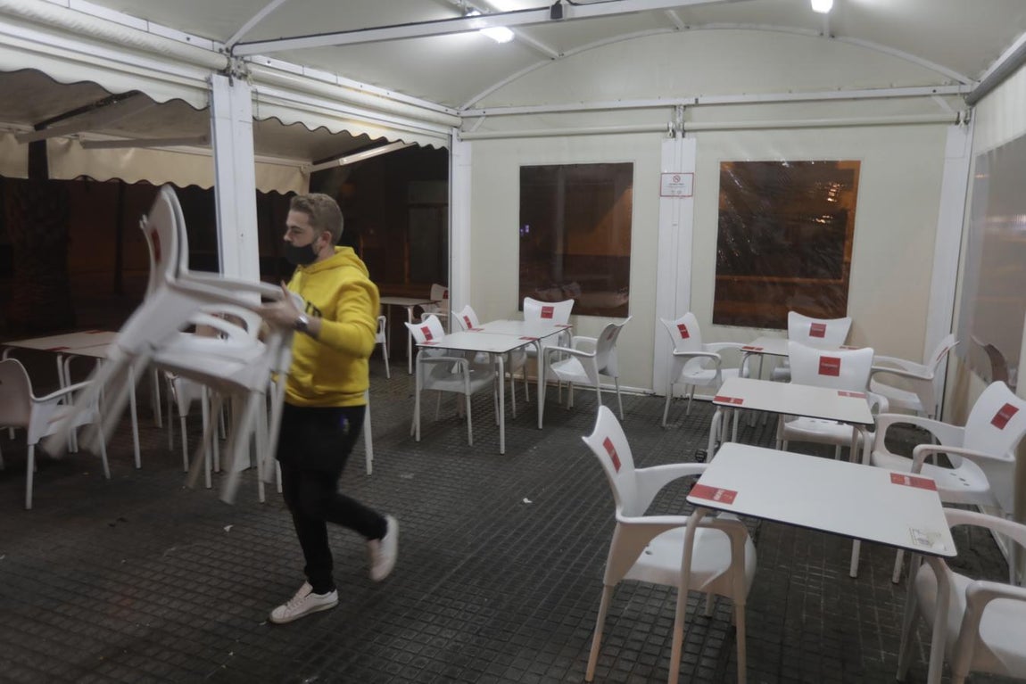 Los bares de Cádiz echan el cierre con el nuevo toque de queda
