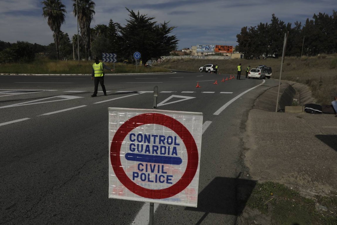 FOTOS: Controles en las primeras horas del cierre perimetral de los municipios de Cádiz