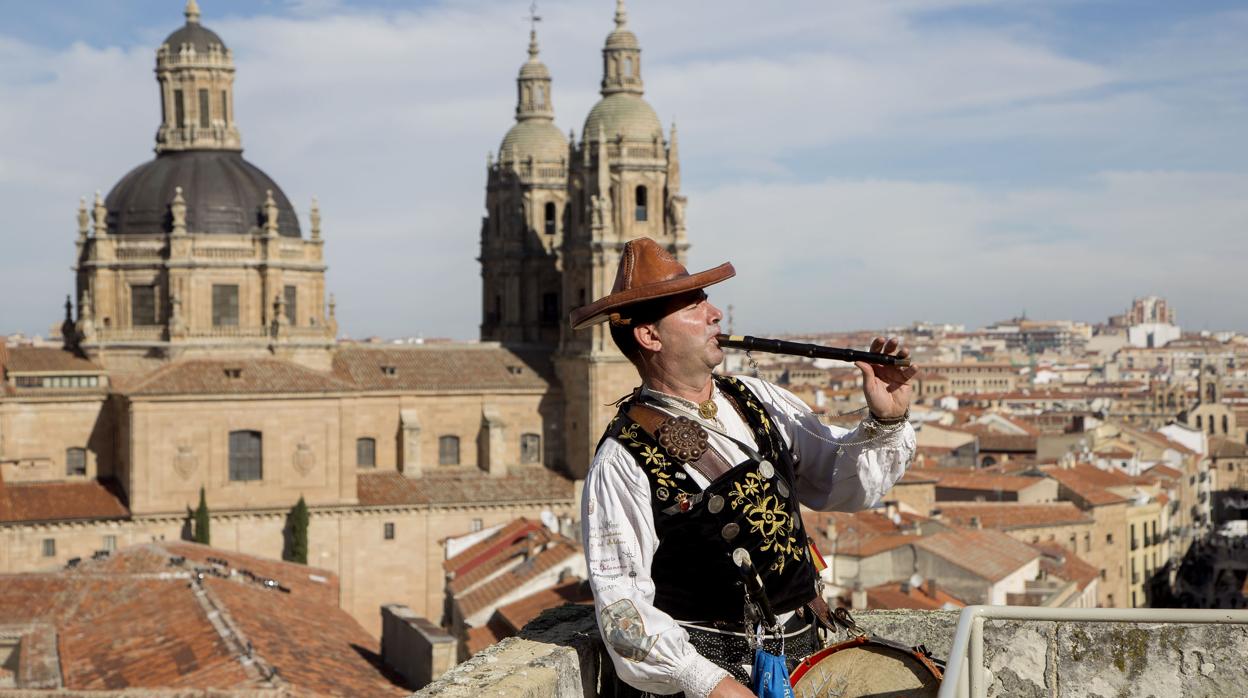 El Mariquelo vuelve al cielo de Salamanca para honrar a las víctimas del coronavirus