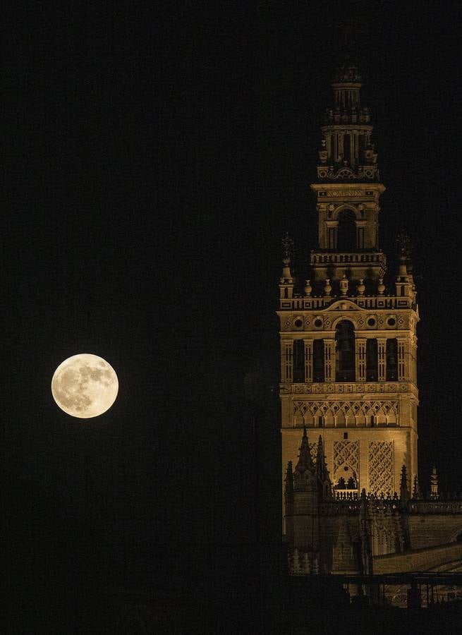 La Luna Azul ilumina la noche de Halloween en Sevilla