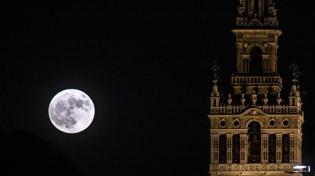 La Luna Azul ilumina la noche de Halloween en Sevilla