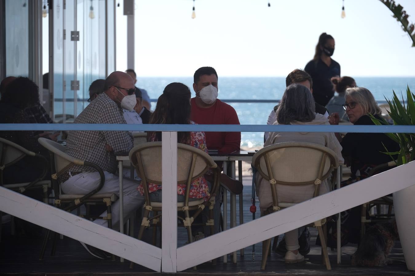 FOTOS: La Bahía de Cádiz sale a la calle y disfruta de su «semi-libertad»