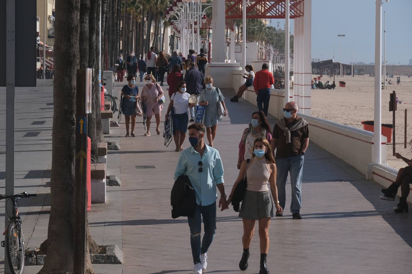 FOTOS: La Bahía de Cádiz sale a la calle y disfruta de su «semi-libertad»