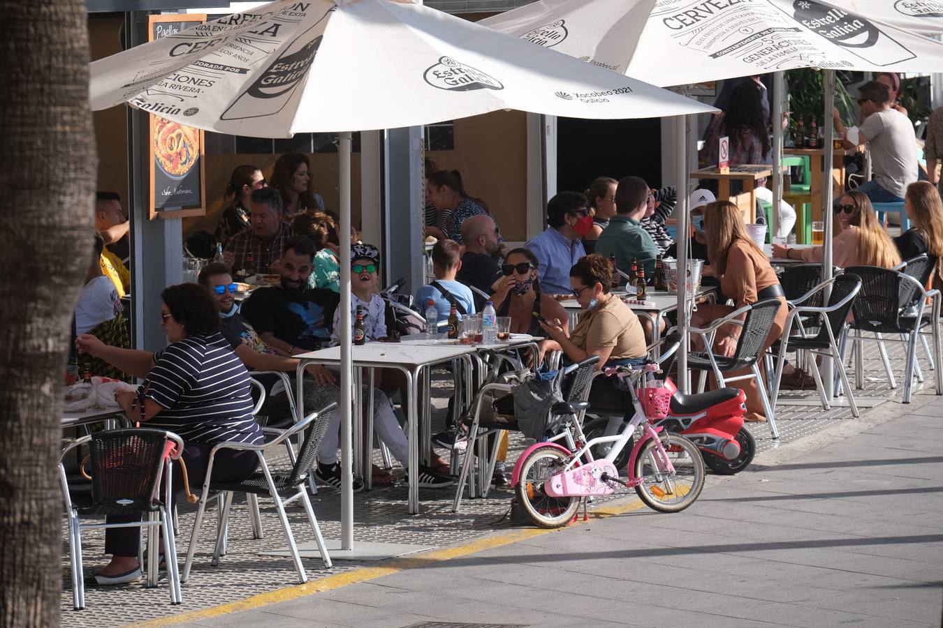 FOTOS: La Bahía de Cádiz sale a la calle y disfruta de su «semi-libertad»