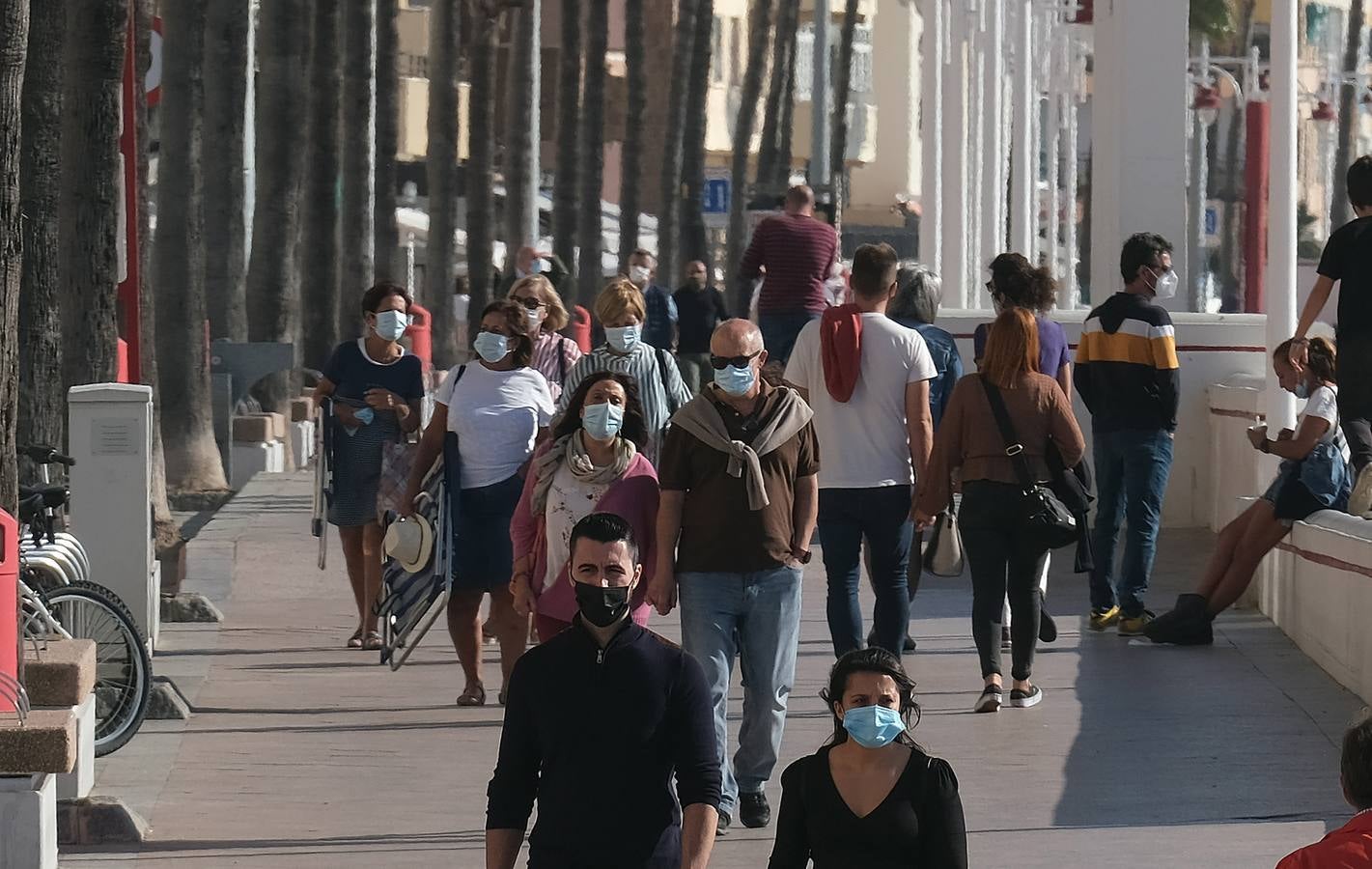 FOTOS: La Bahía de Cádiz sale a la calle y disfruta de su «semi-libertad»