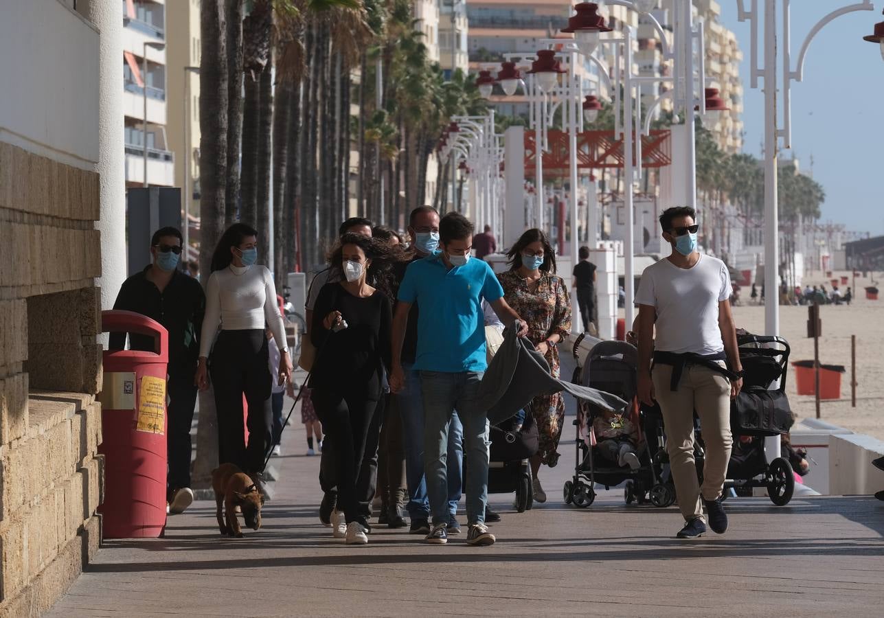 FOTOS: La Bahía de Cádiz sale a la calle y disfruta de su «semi-libertad»