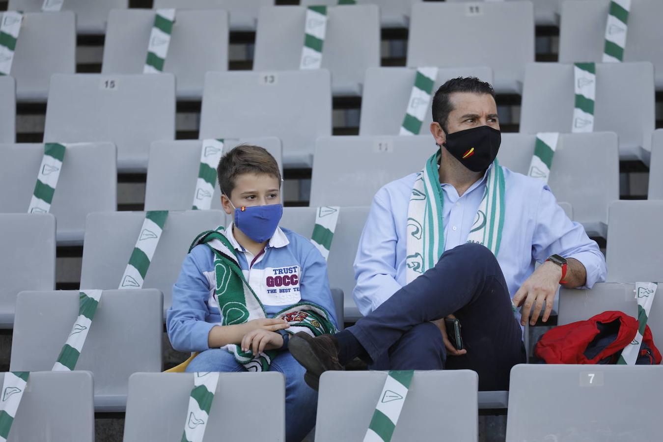 El ambiente en la grada del Arcángel de Córdoba, en imágenes