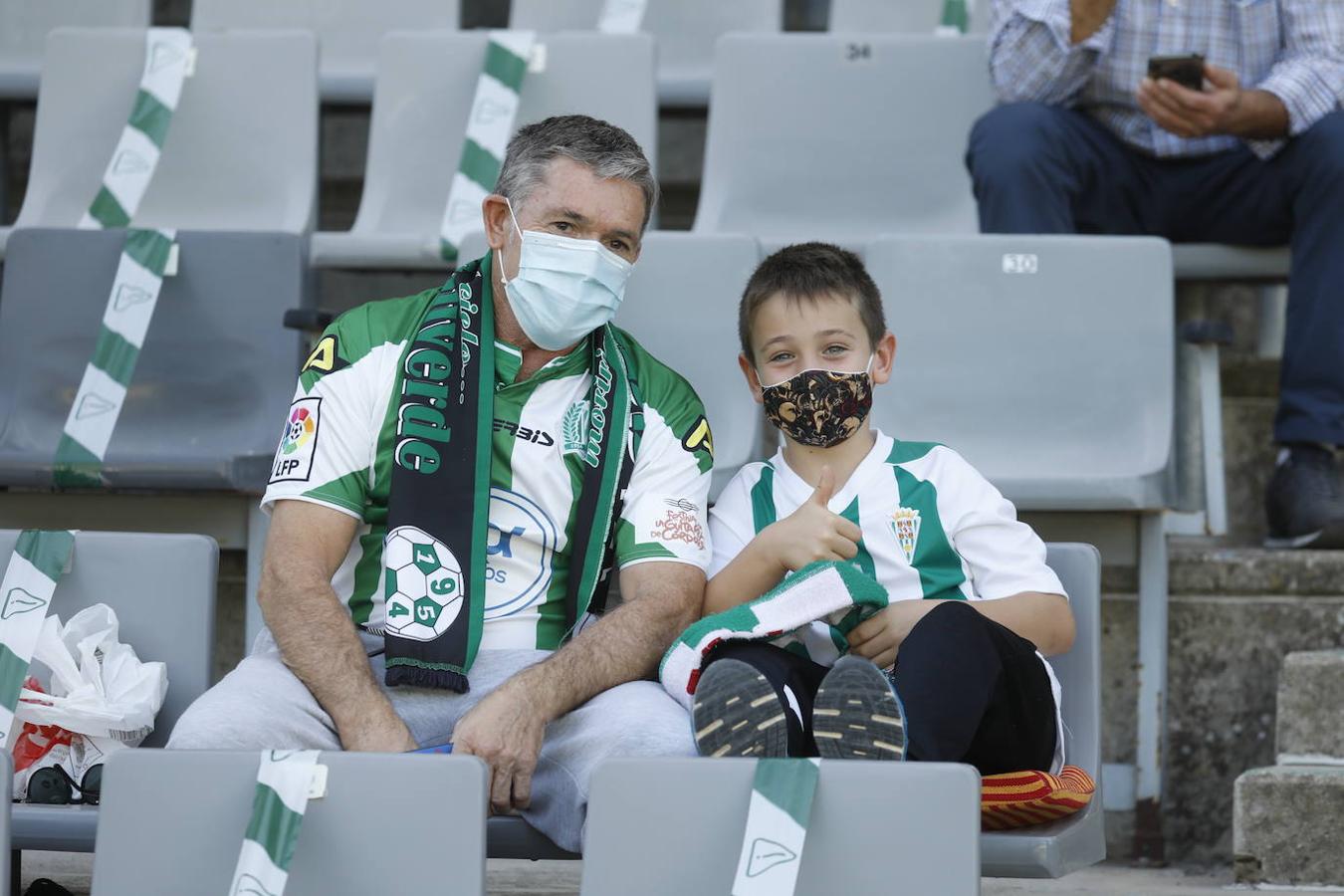 El ambiente en la grada del Arcángel de Córdoba, en imágenes