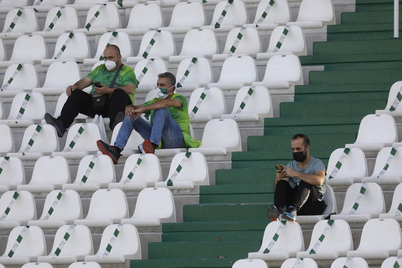 El ambiente en la grada del Arcángel de Córdoba, en imágenes