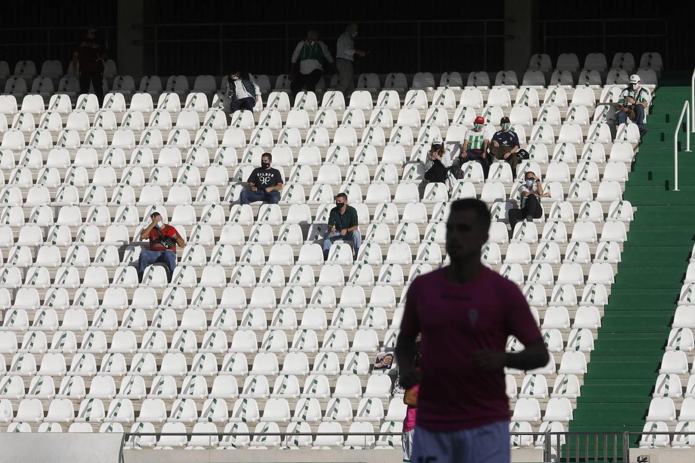 El ambiente en la grada del Arcángel de Córdoba, en imágenes