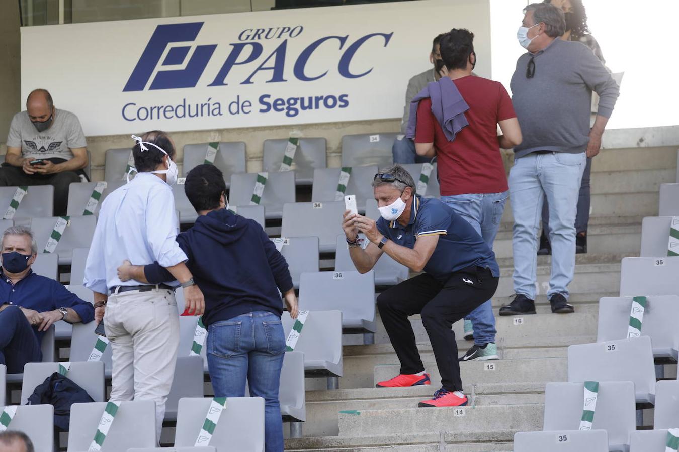 El ambiente en la grada del Arcángel de Córdoba, en imágenes