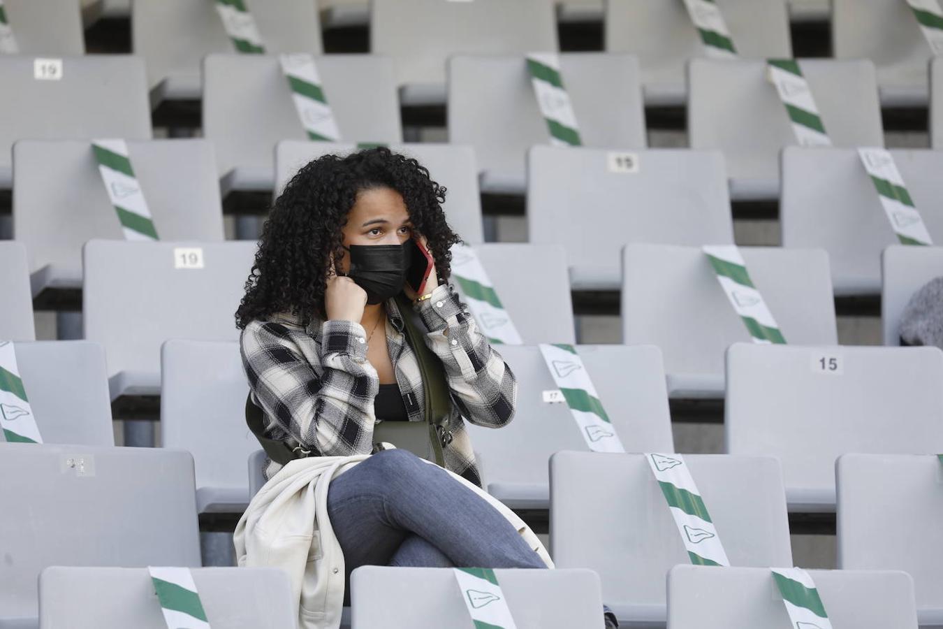 El ambiente en la grada del Arcángel de Córdoba, en imágenes