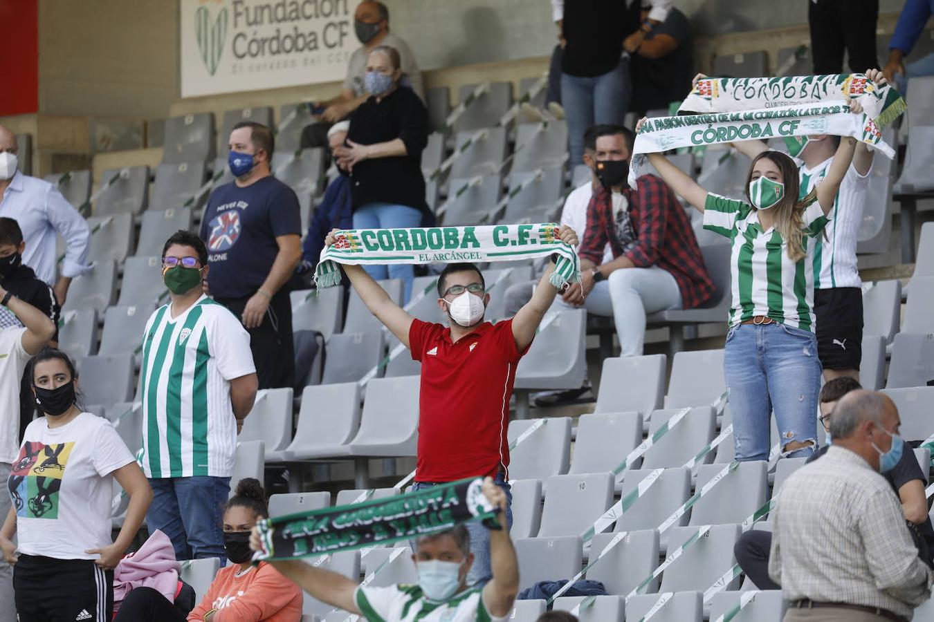 El ambiente en la grada del Arcángel de Córdoba, en imágenes