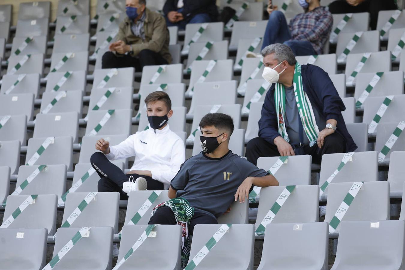 El ambiente en la grada del Arcángel de Córdoba, en imágenes