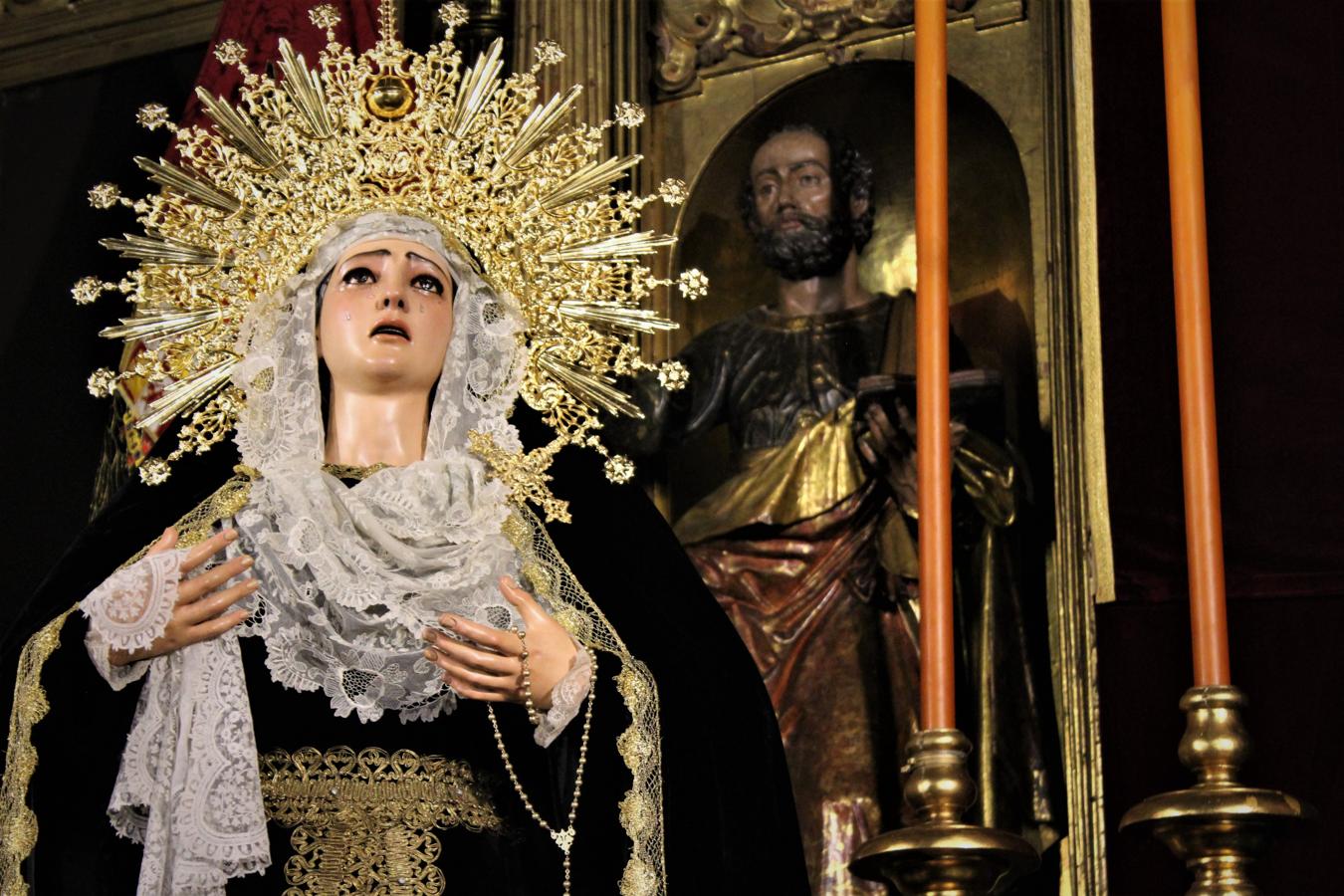 La Virgen, de luto, en el mes de noviembre