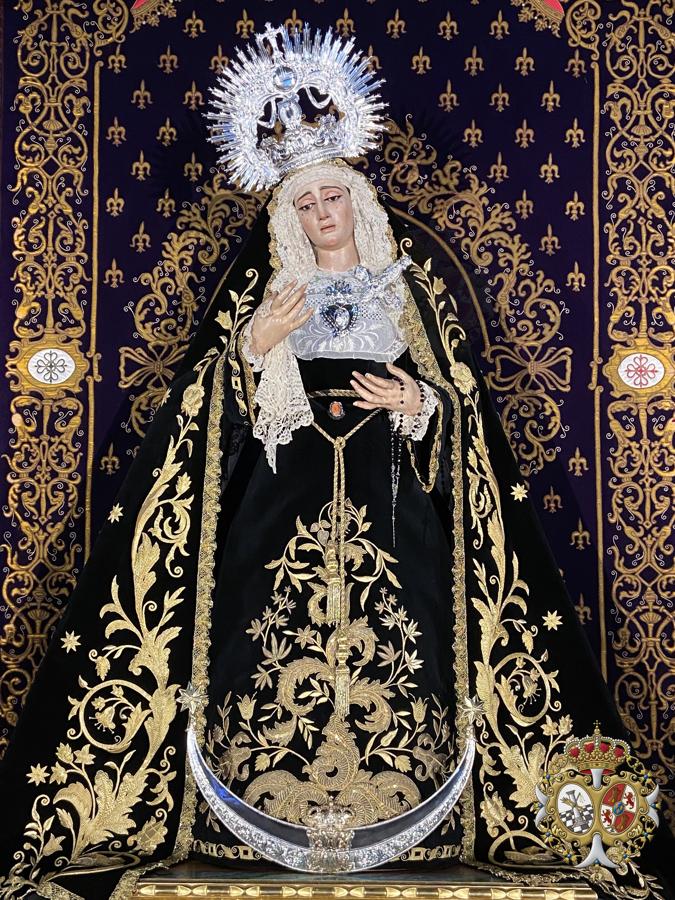 La Virgen, de luto, en el mes de noviembre