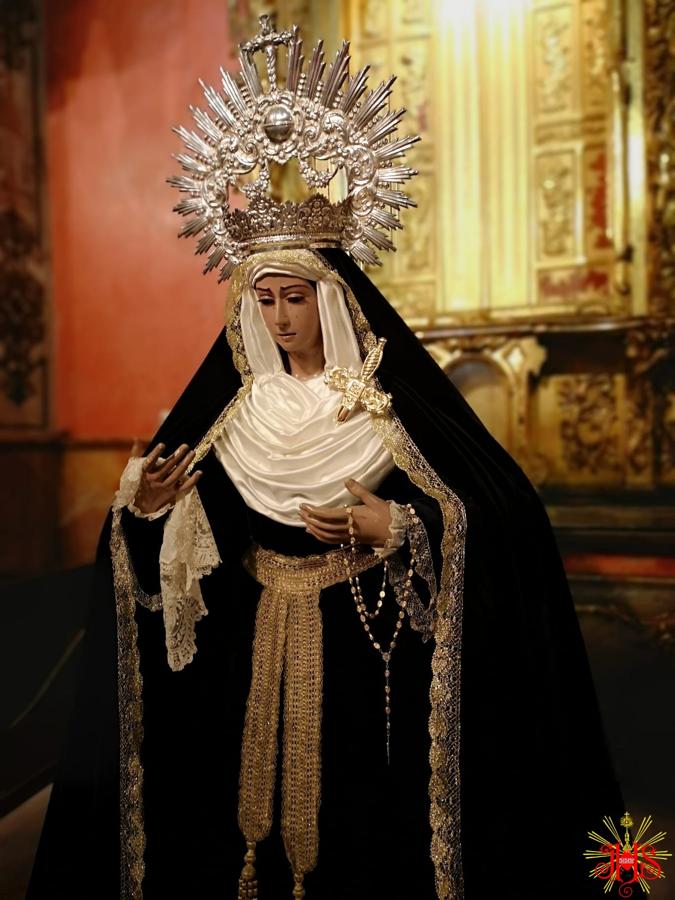 La Virgen, de luto, en el mes de noviembre