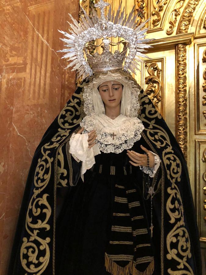 La Virgen, de luto, en el mes de noviembre