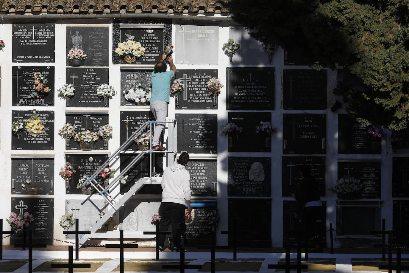 En imágenes, la visita a los cementerios el Día de Todos los Santos en Córdoba