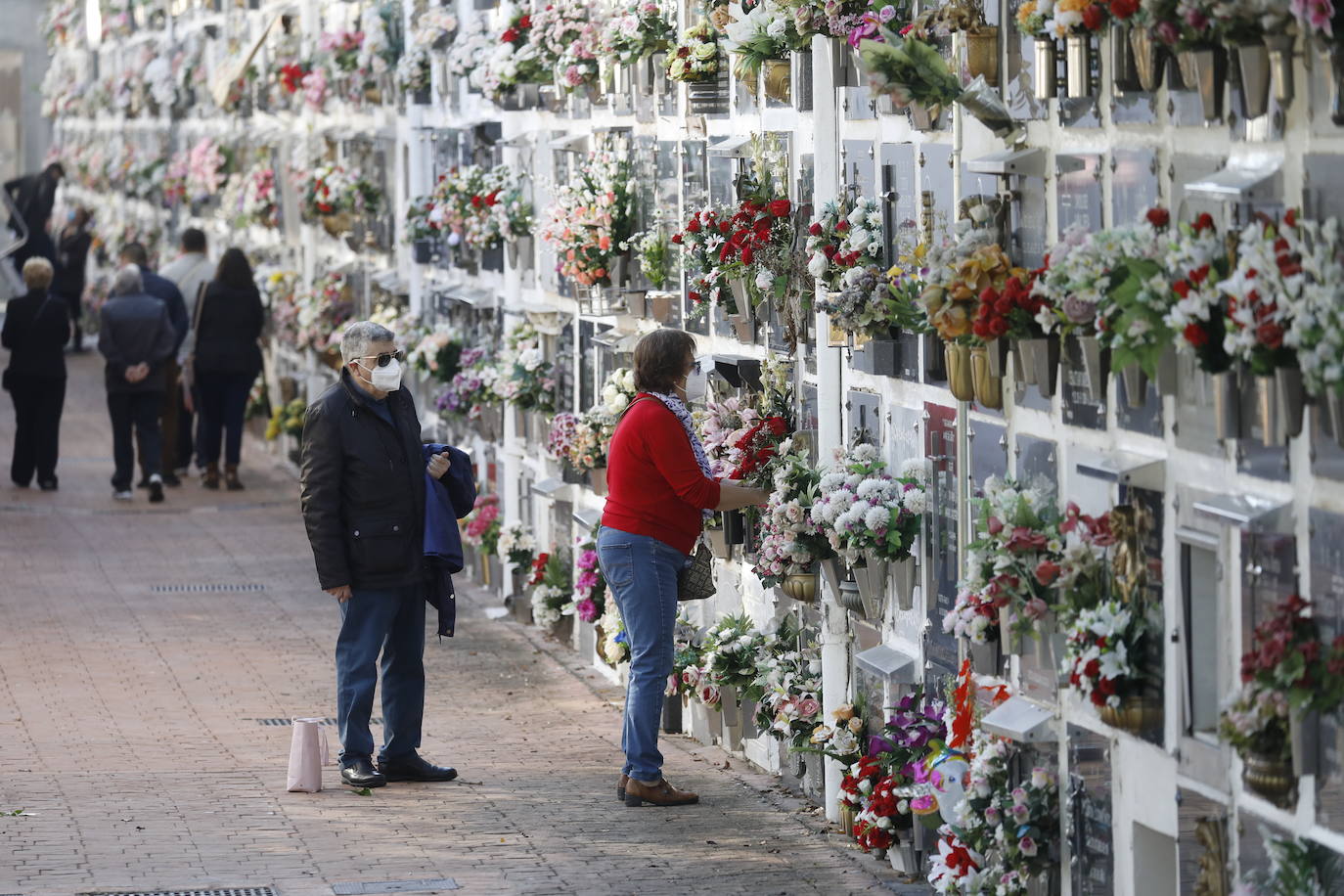 En imágenes, la visita a los cementerios el Día de Todos los Santos en Córdoba