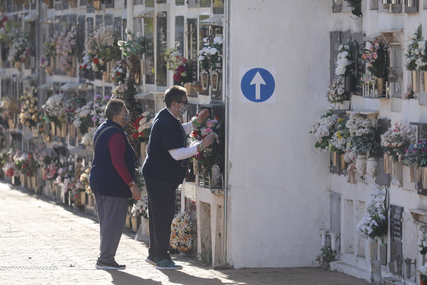 En imágenes, la visita a los cementerios el Día de Todos los Santos en Córdoba