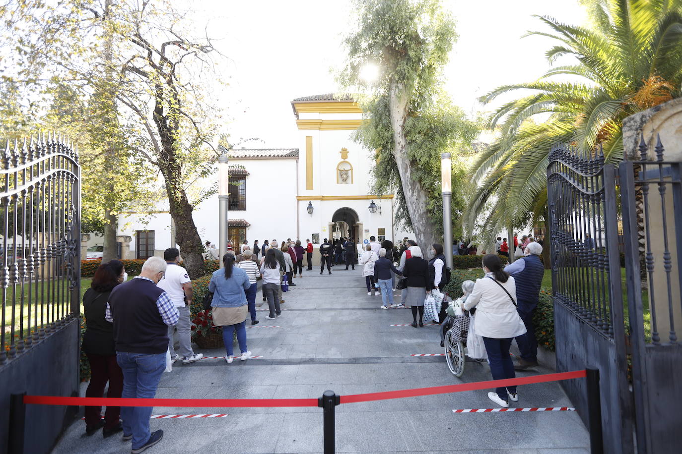 En imágenes, la visita a los cementerios el Día de Todos los Santos en Córdoba