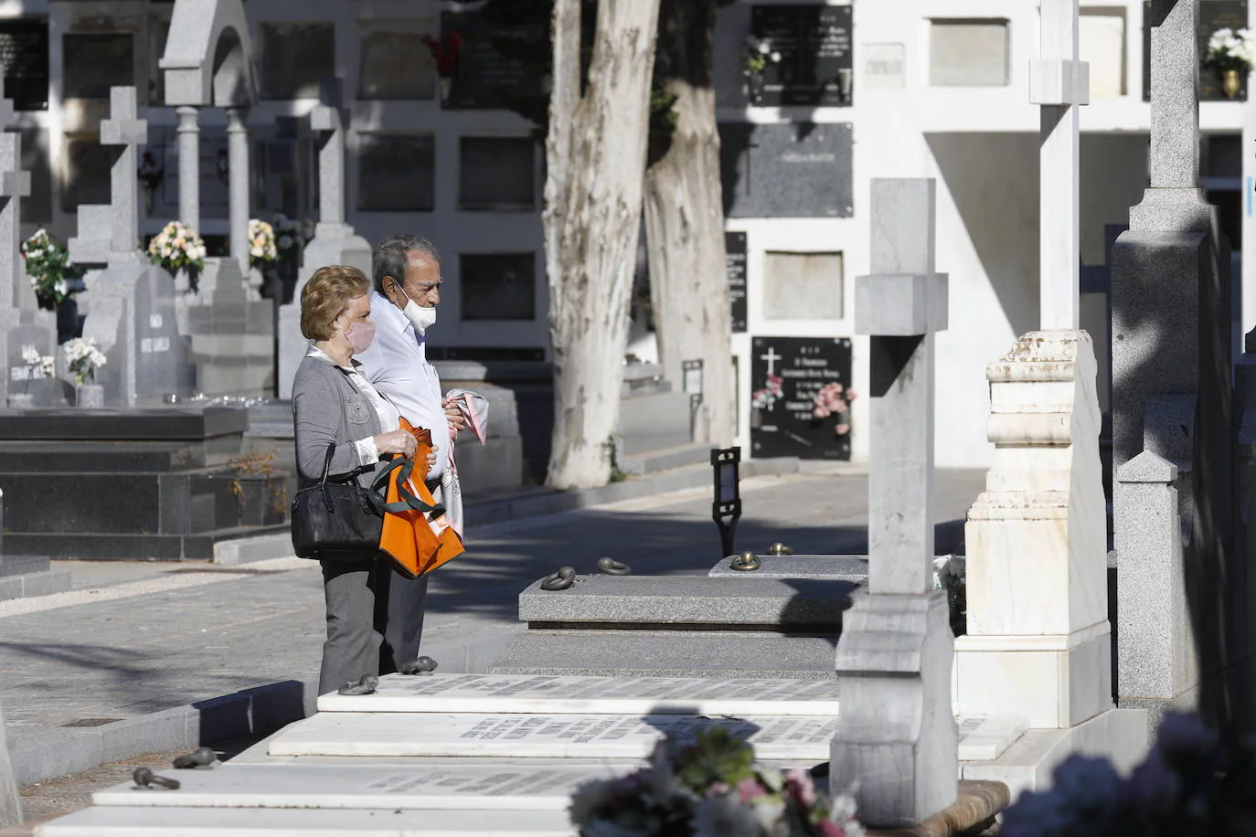 En imágenes, la visita a los cementerios el Día de Todos los Santos en Córdoba