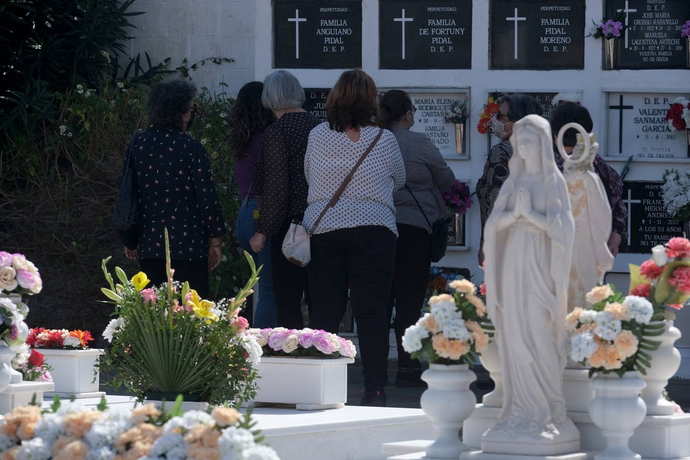 FOTOS: Tosantos, el recuerdo de los seres queridos en los cementerios de Cádiz