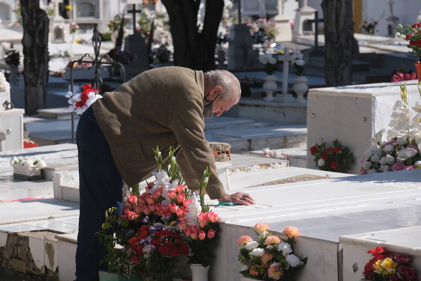 FOTOS: Tosantos, el recuerdo de los seres queridos en los cementerios de Cádiz