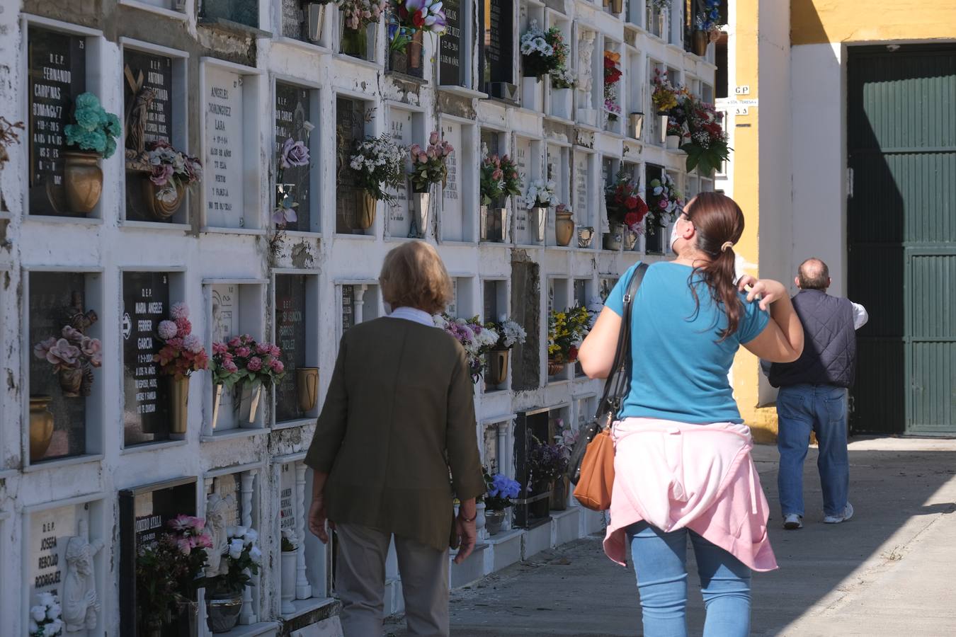 FOTOS: Tosantos, el recuerdo de los seres queridos en los cementerios de Cádiz