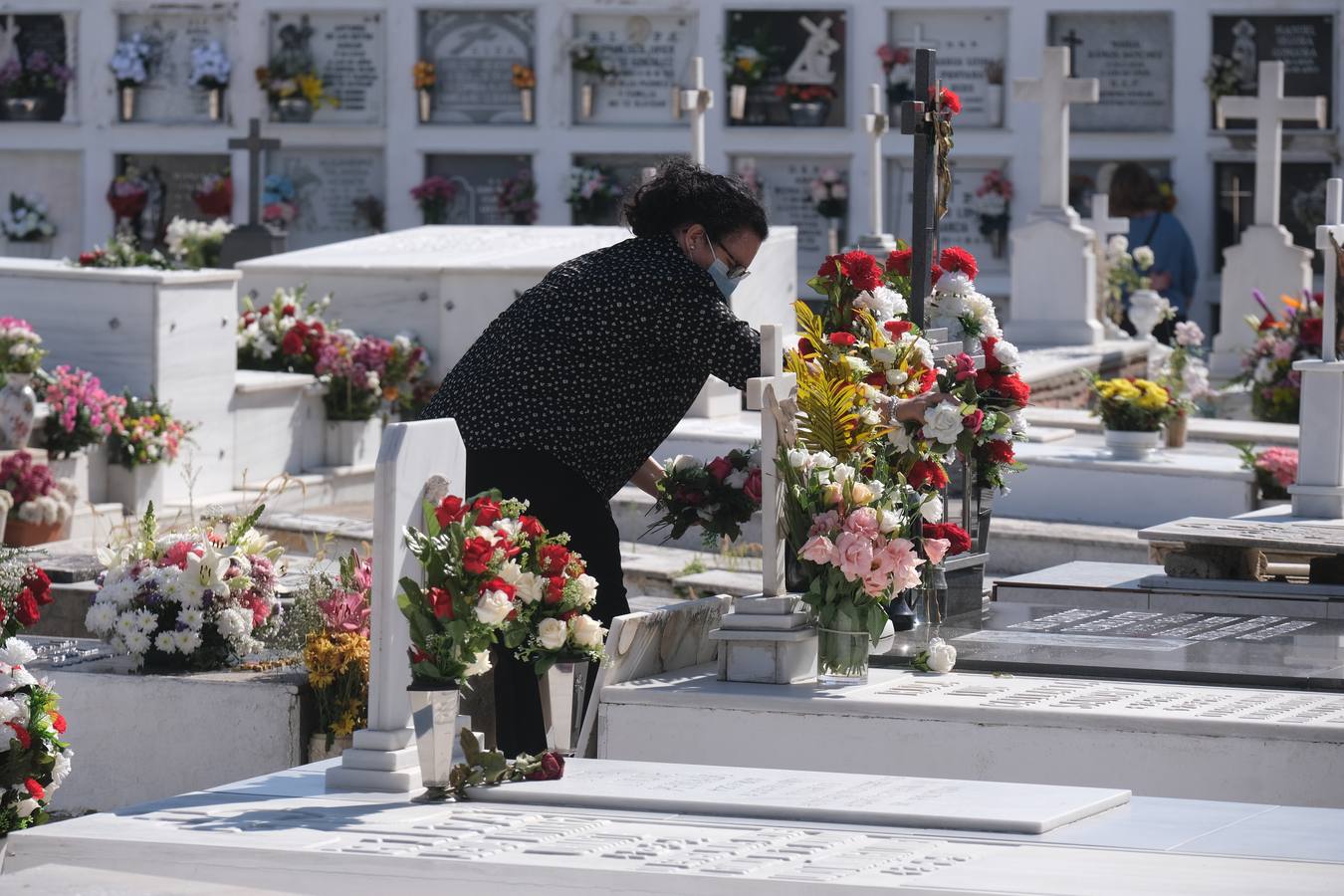 FOTOS: Tosantos, el recuerdo de los seres queridos en los cementerios de Cádiz