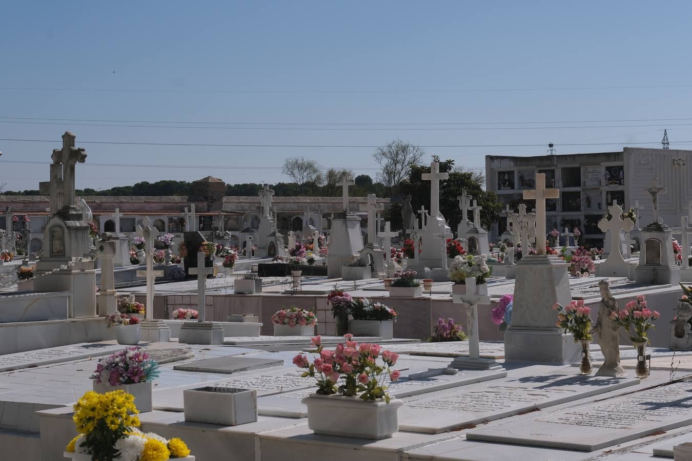 FOTOS: Tosantos, el recuerdo de los seres queridos en los cementerios de Cádiz