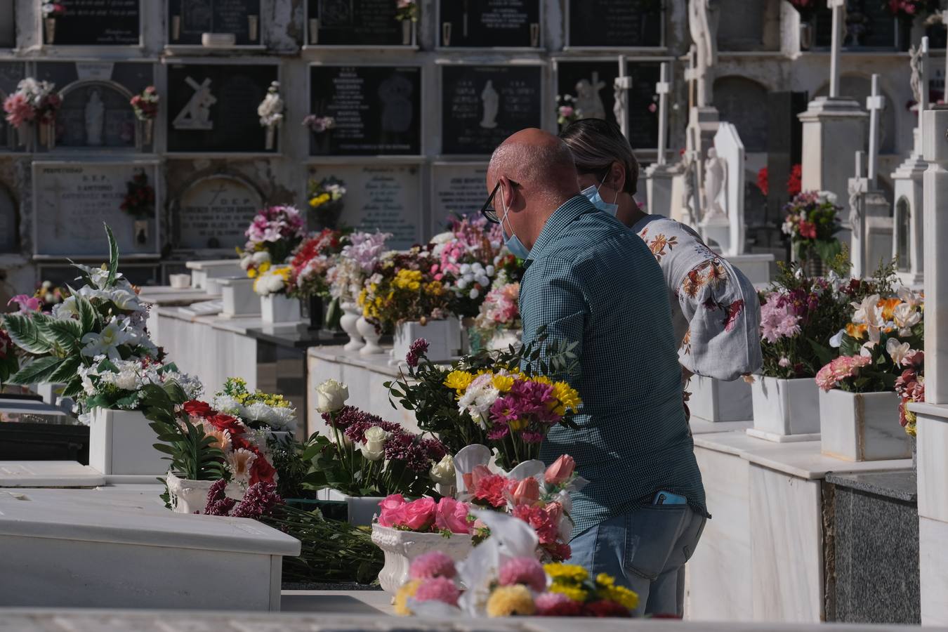 FOTOS: Tosantos, el recuerdo de los seres queridos en los cementerios de Cádiz