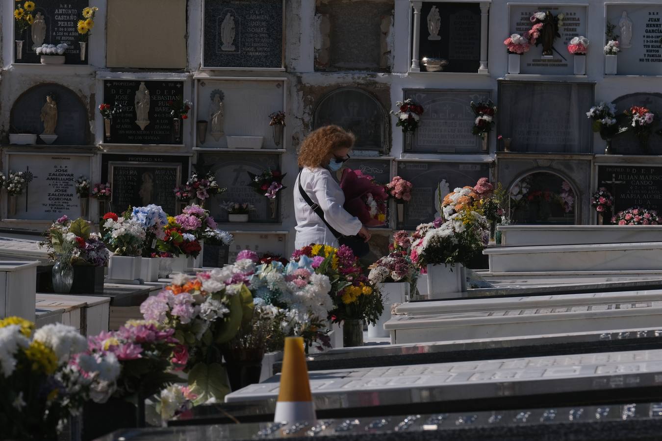 FOTOS: Tosantos, el recuerdo de los seres queridos en los cementerios de Cádiz