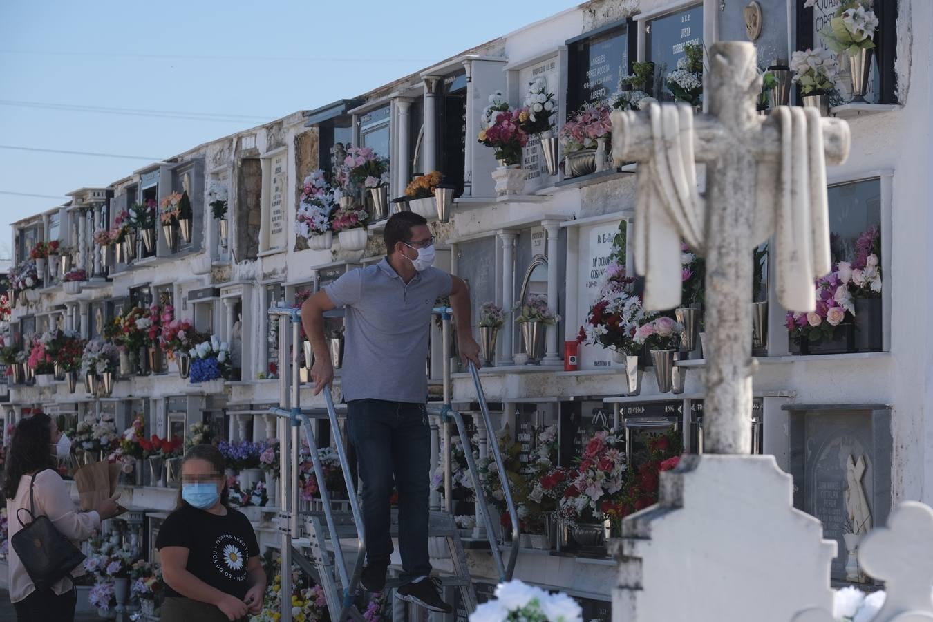 FOTOS: Tosantos, el recuerdo de los seres queridos en los cementerios de Cádiz