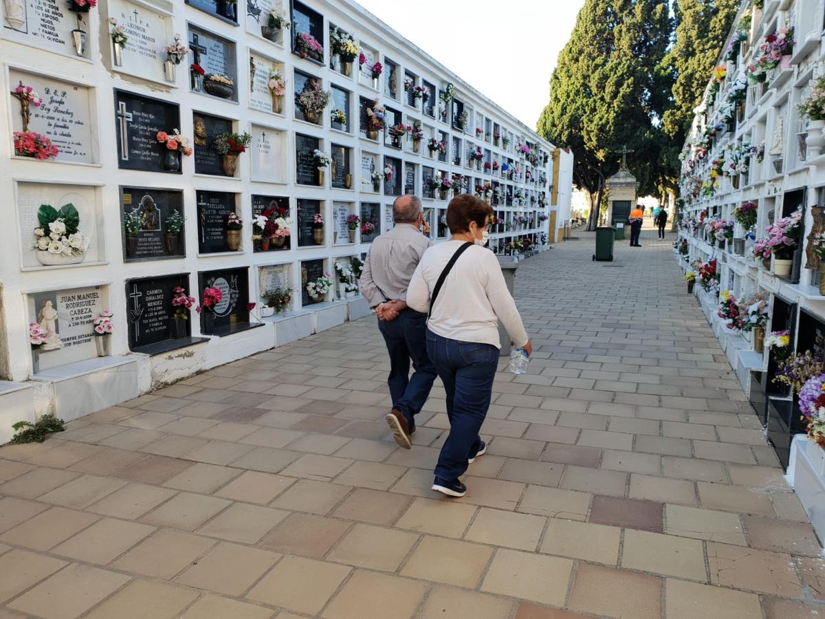 FOTOS: Tosantos, el recuerdo de los seres queridos en los cementerios de Cádiz